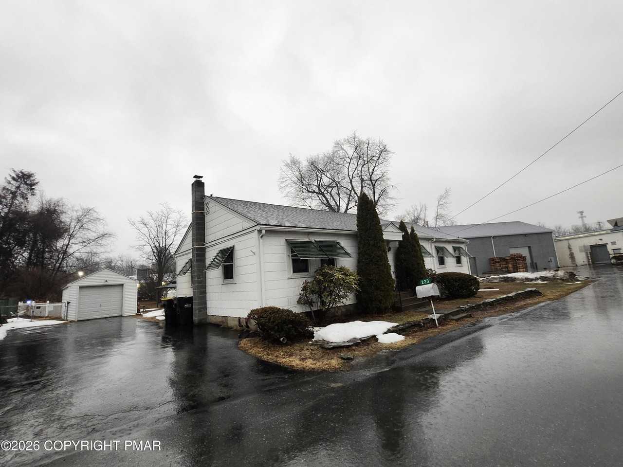 223 Howard St - Photo 3 of 44