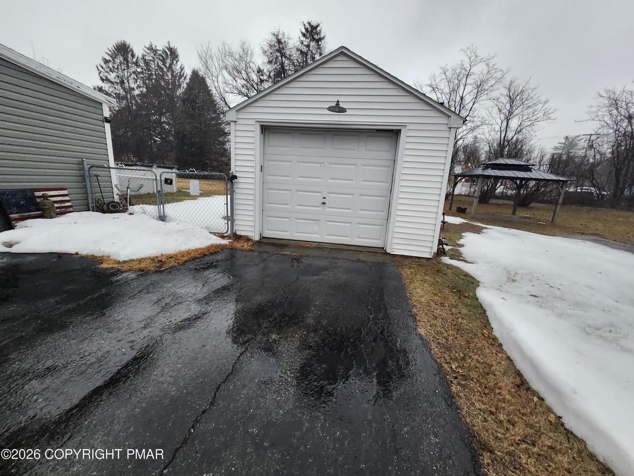 223 Howard St - Photo 5 of 44