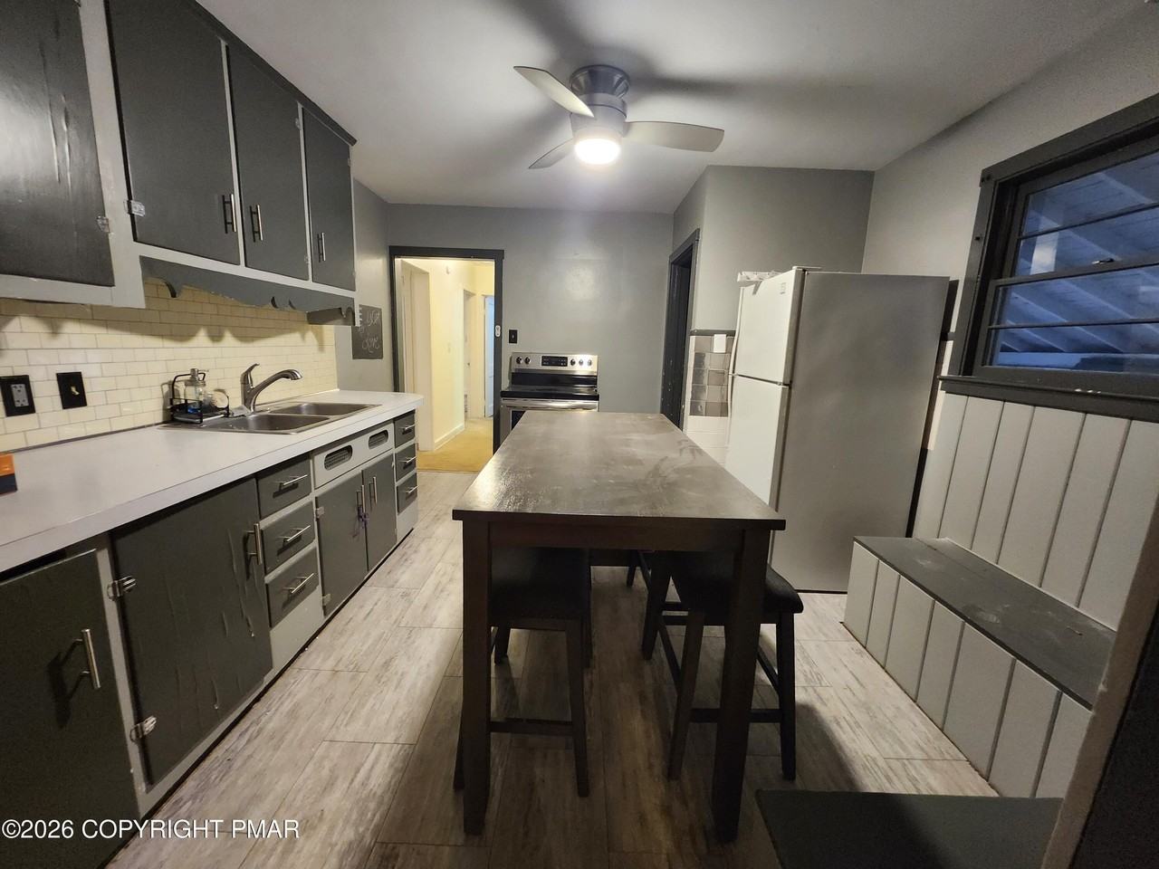 223 Howard St - Photo 6 of 44