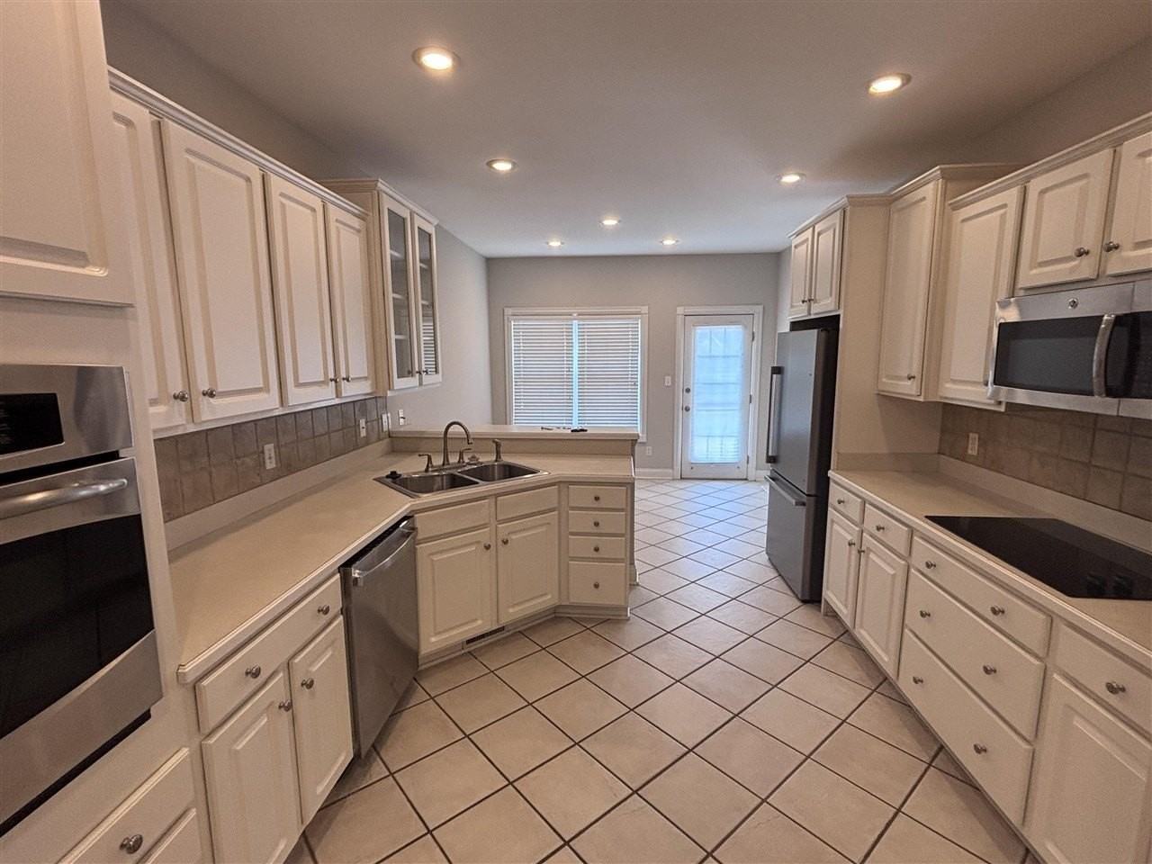 311 Augusta Ave - Photo 4 of 17