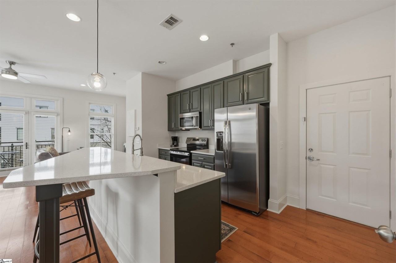 301 Augusta St - Photo 3 of 15