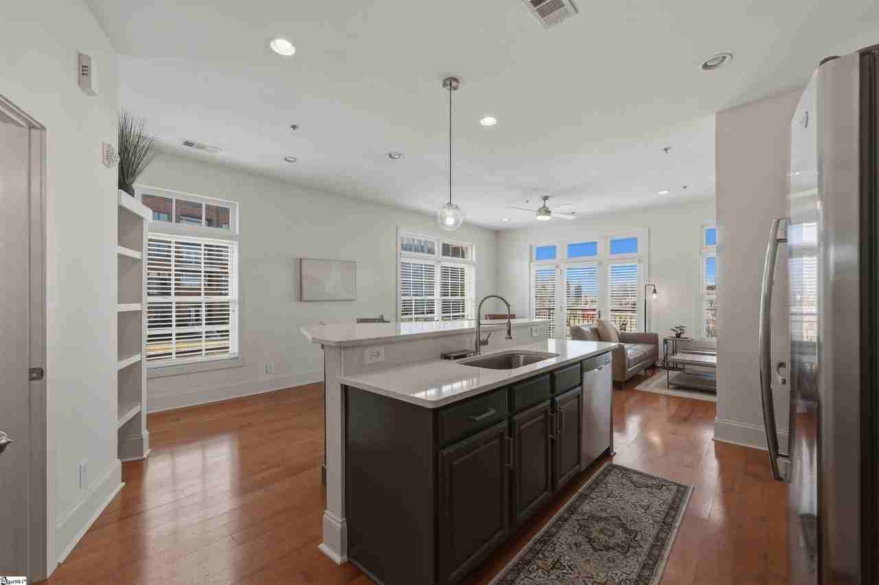 301 Augusta St - Photo 4 of 15