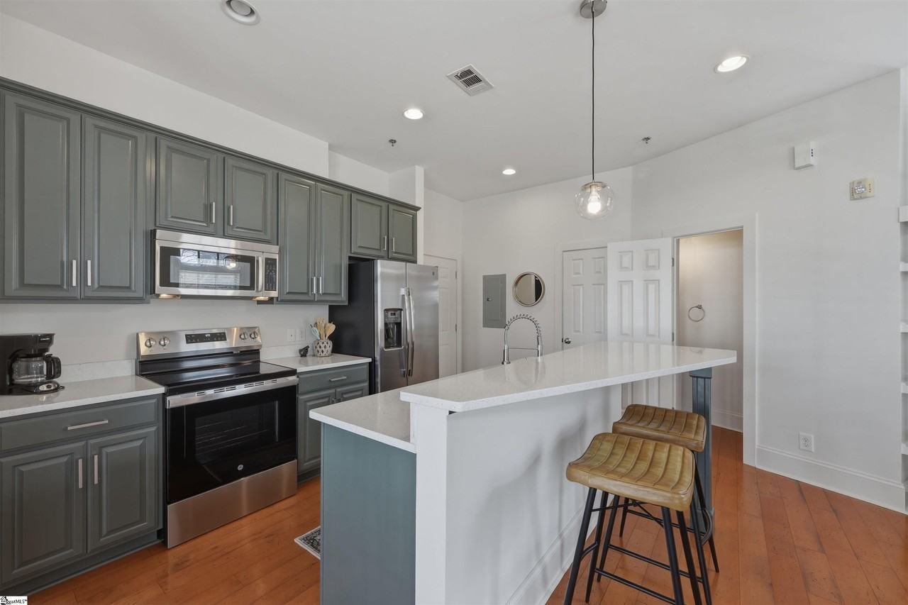 301 Augusta St - Photo 5 of 15