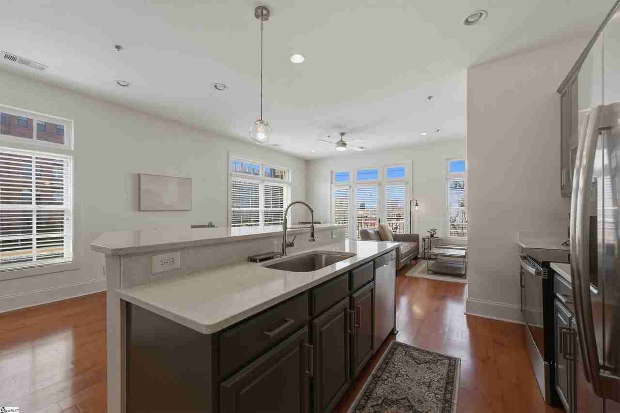 301 Augusta St - Photo 6 of 15