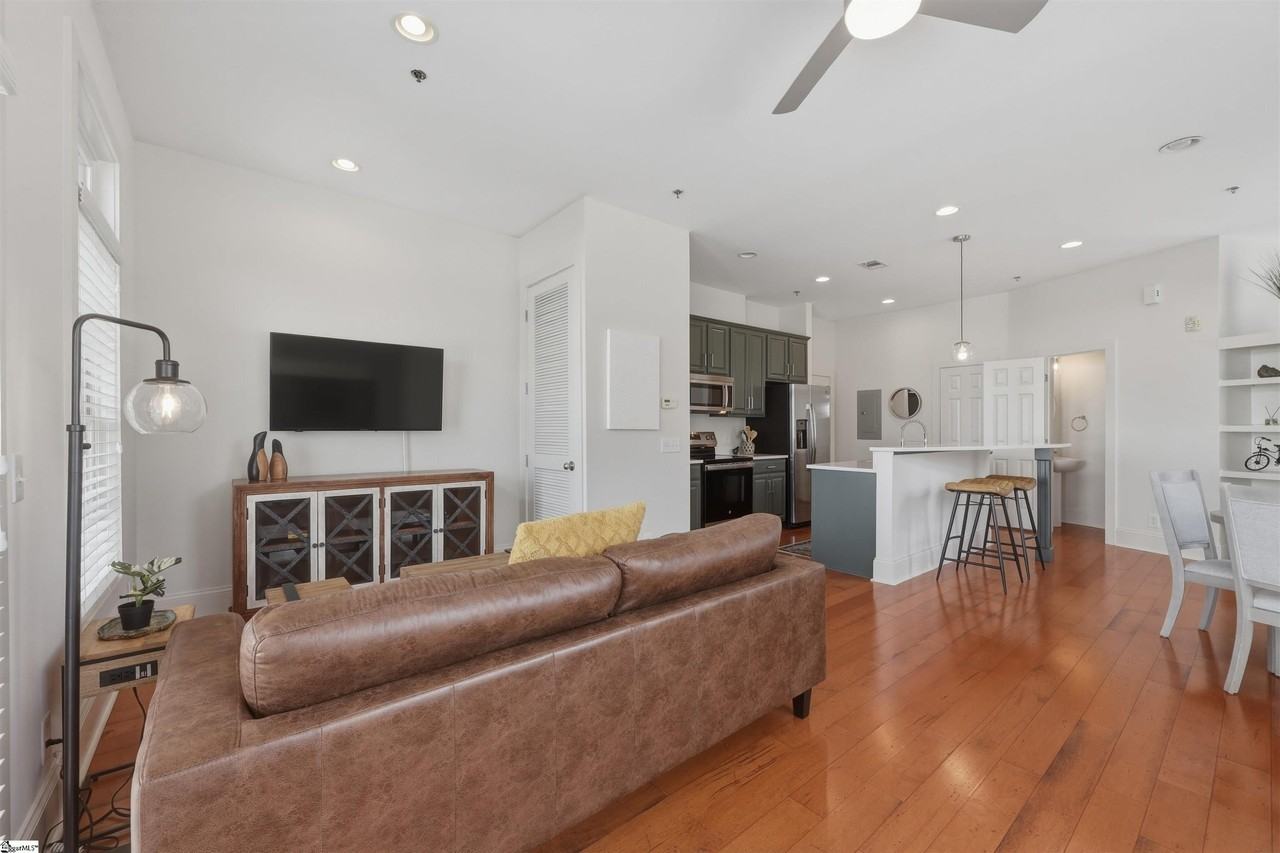 301 Augusta St - Photo 7 of 15