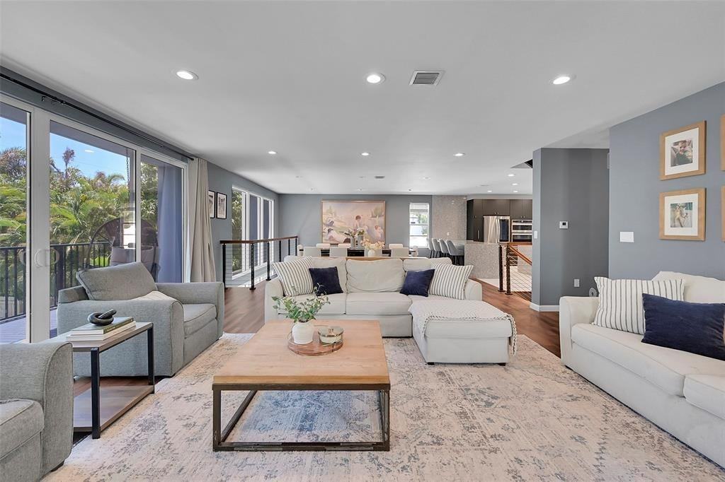 640 Ne 17th Way - Photo 3 of 25