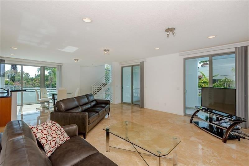 561 Ne 15th Ave - Photo 2 of 3
