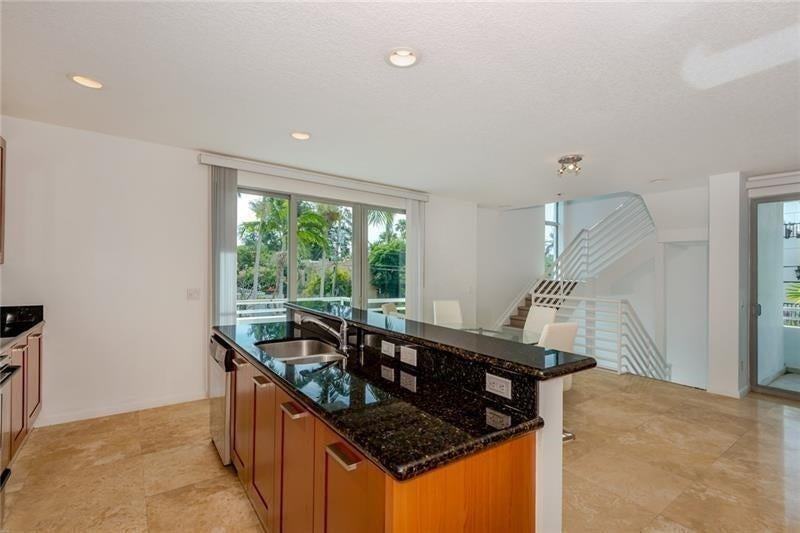 561 Ne 15th Ave - Photo 3 of 3