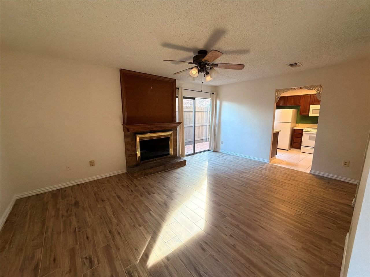 2327 Torrington Dr - Photo 2 of 16