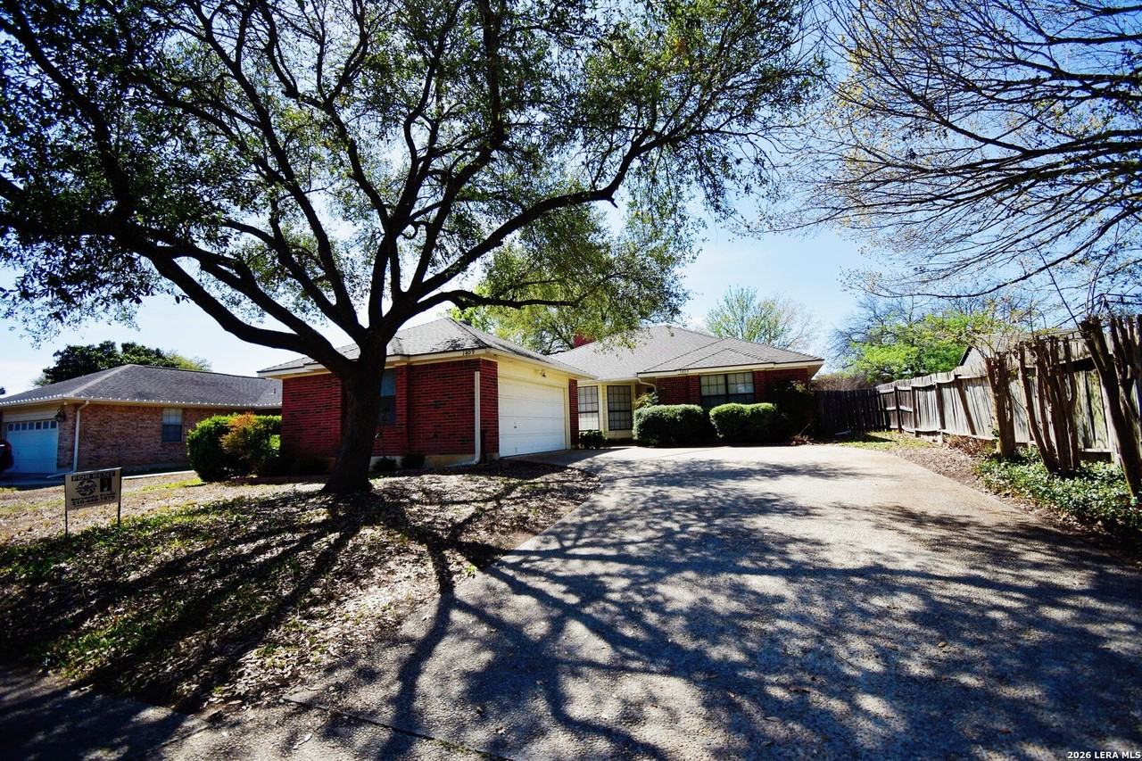 1409 Greenwood - Photo 2 of 10