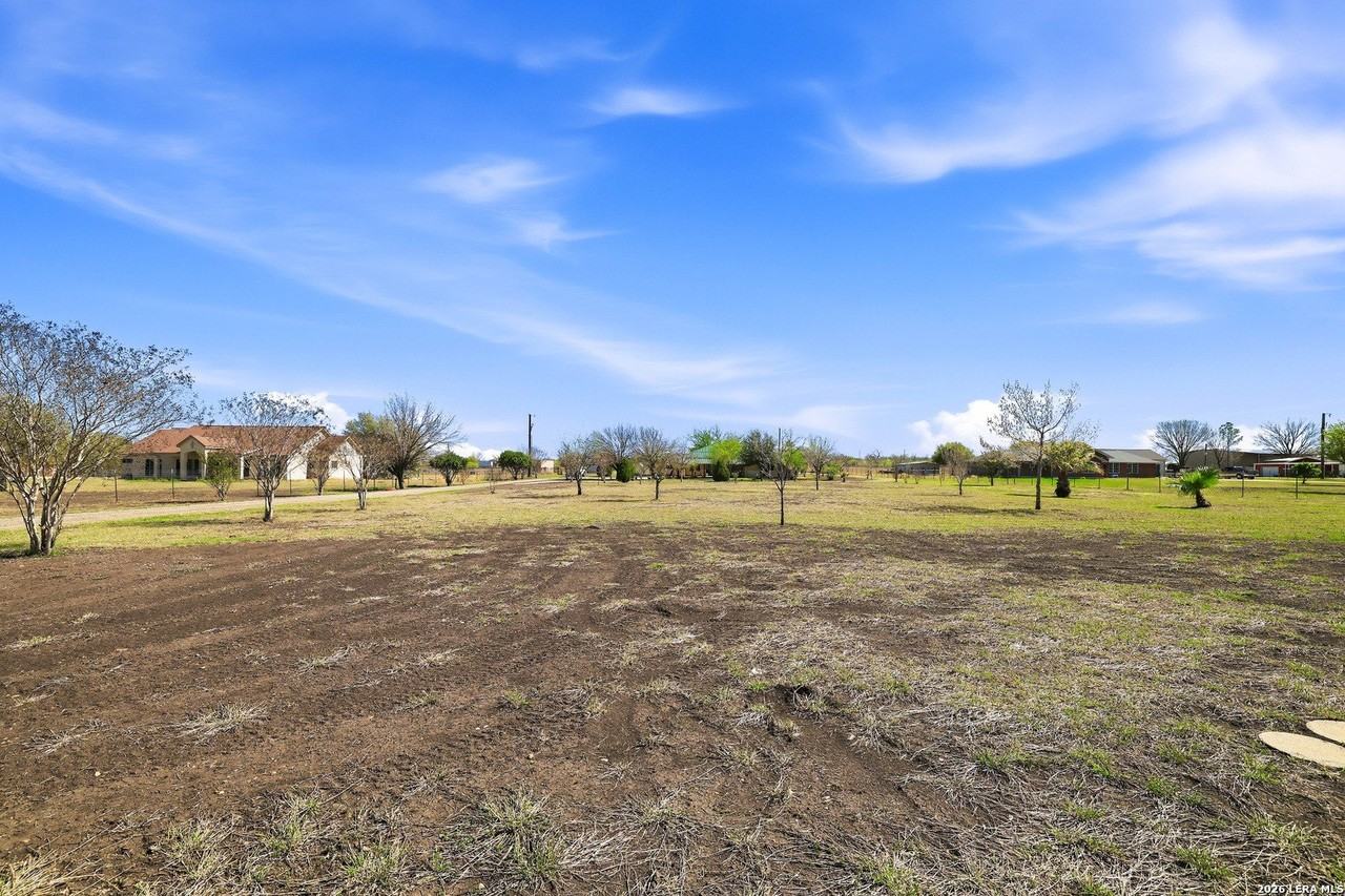 11421 Ware Seguin Rd - Photo 3 of 39