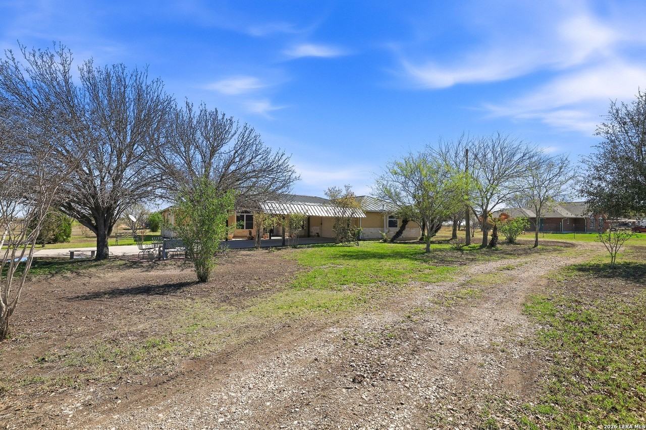 11421 Ware Seguin Rd - Photo 4 of 39