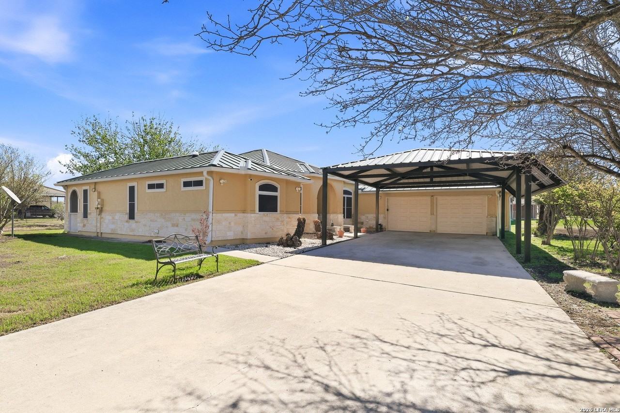 11421 Ware Seguin Rd - Photo 6 of 39