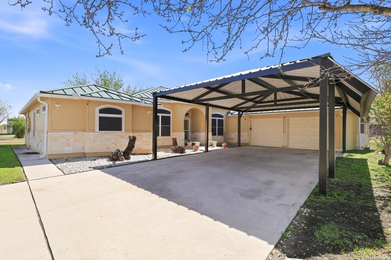 11421 Ware Seguin Rd - Photo 7 of 39