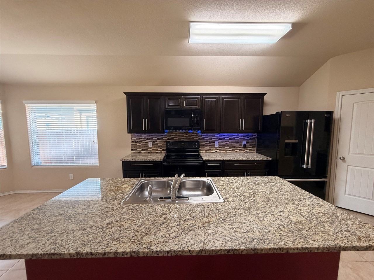 2509 Stonewall Ln - Photo 3 of 19