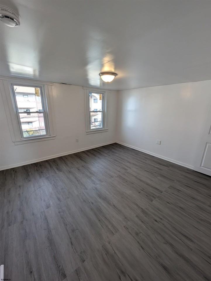 1422 Baltic Ave - Photo 5 of 16