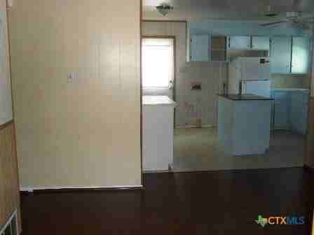 910 San Antonio St - Photo 4 of 17