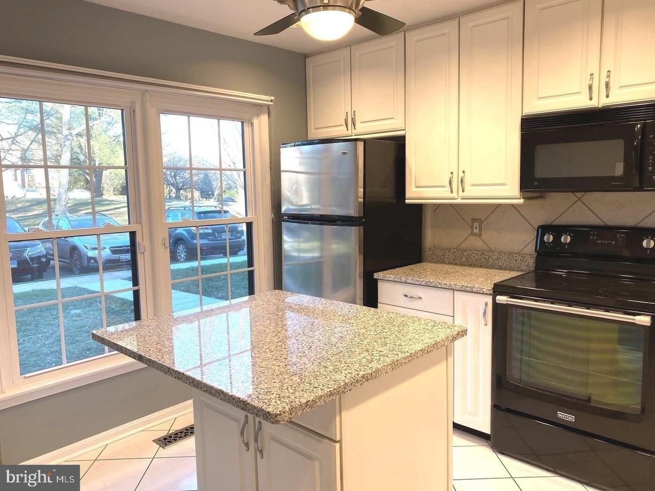 13 Dickens Sq - Photo 4 of 12