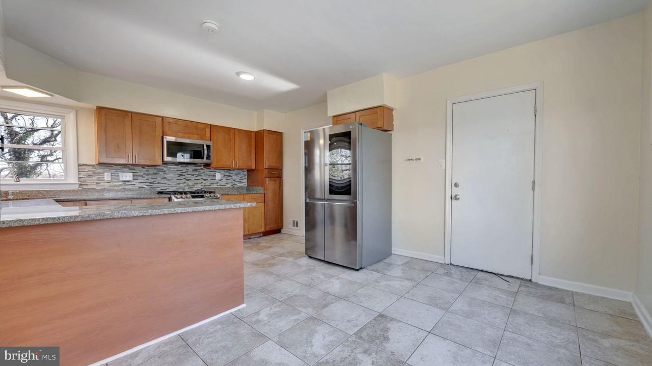 1604 Woodhill Ct - Photo 4 of 23
