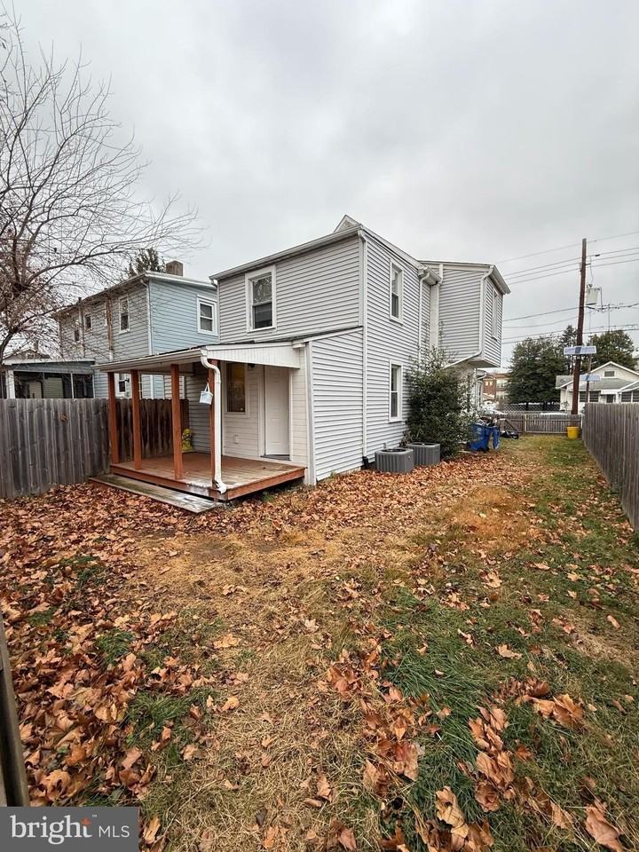 228 W 3rd St Unit 1 - Photo 3 of 8