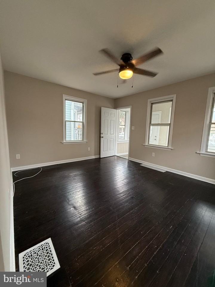 228 W 3rd St Unit 1 - Photo 4 of 8