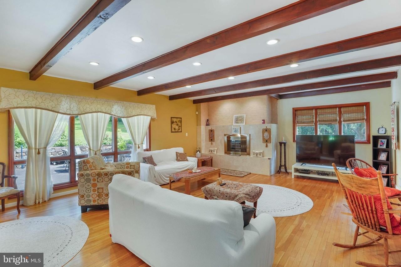 5135 Summit Dr - Photo 5 of 50