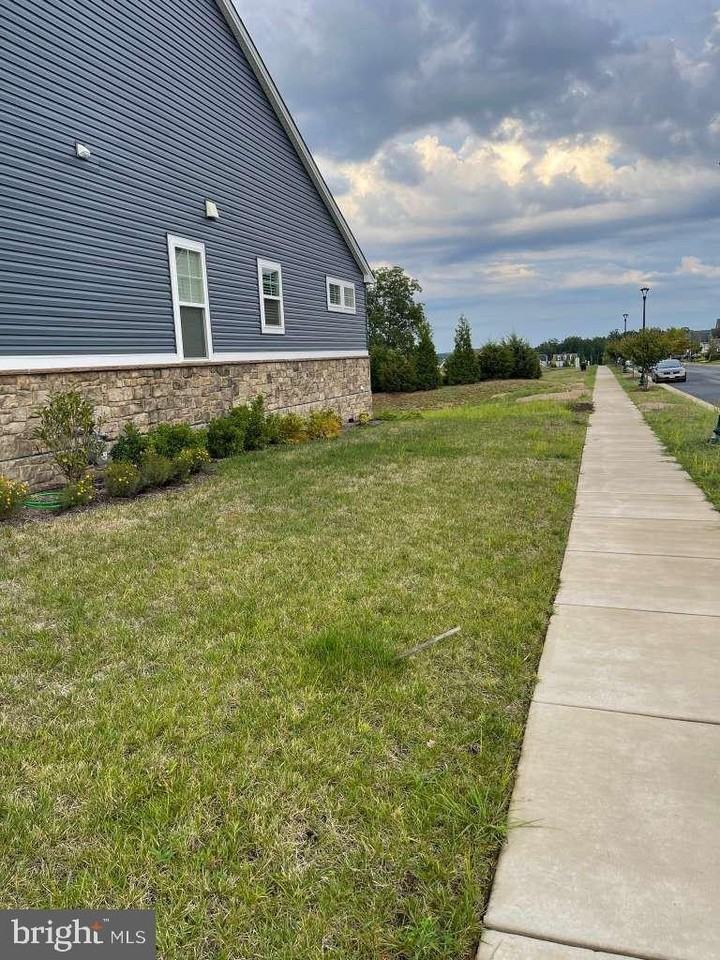 725 Coastal Ave - Photo 3 of 9