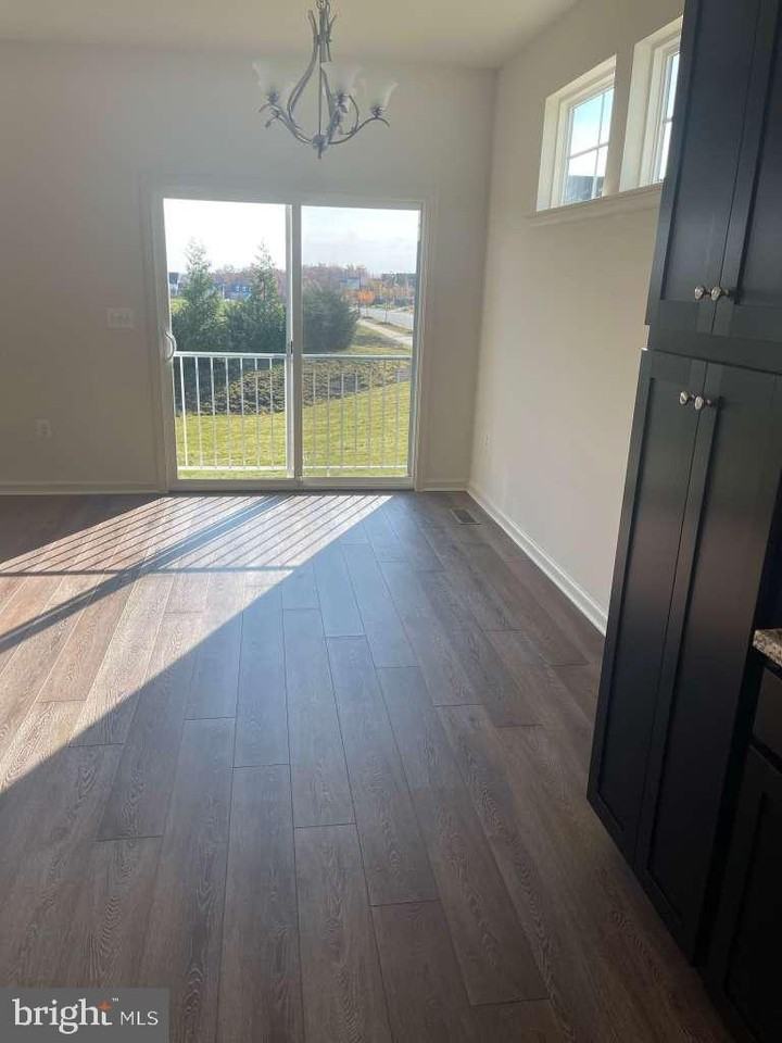 725 Coastal Ave - Photo 5 of 9