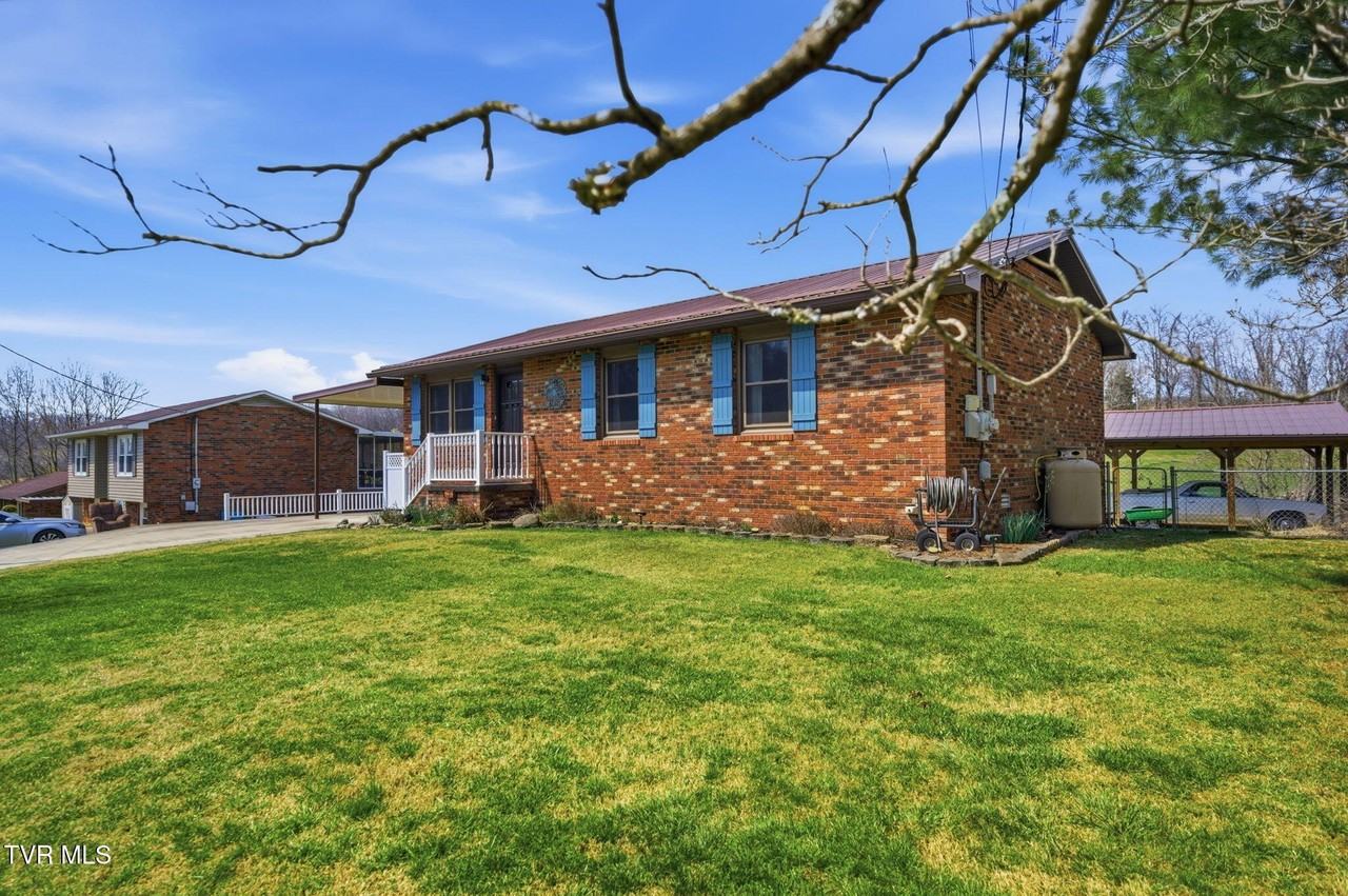 392 Minga Rd - Photo 3 of 29