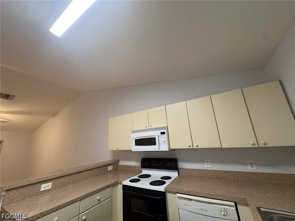 1002 W 12th St - Photo 5 of 17