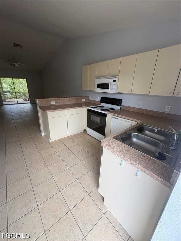 1002 W 12th St - Photo 7 of 17