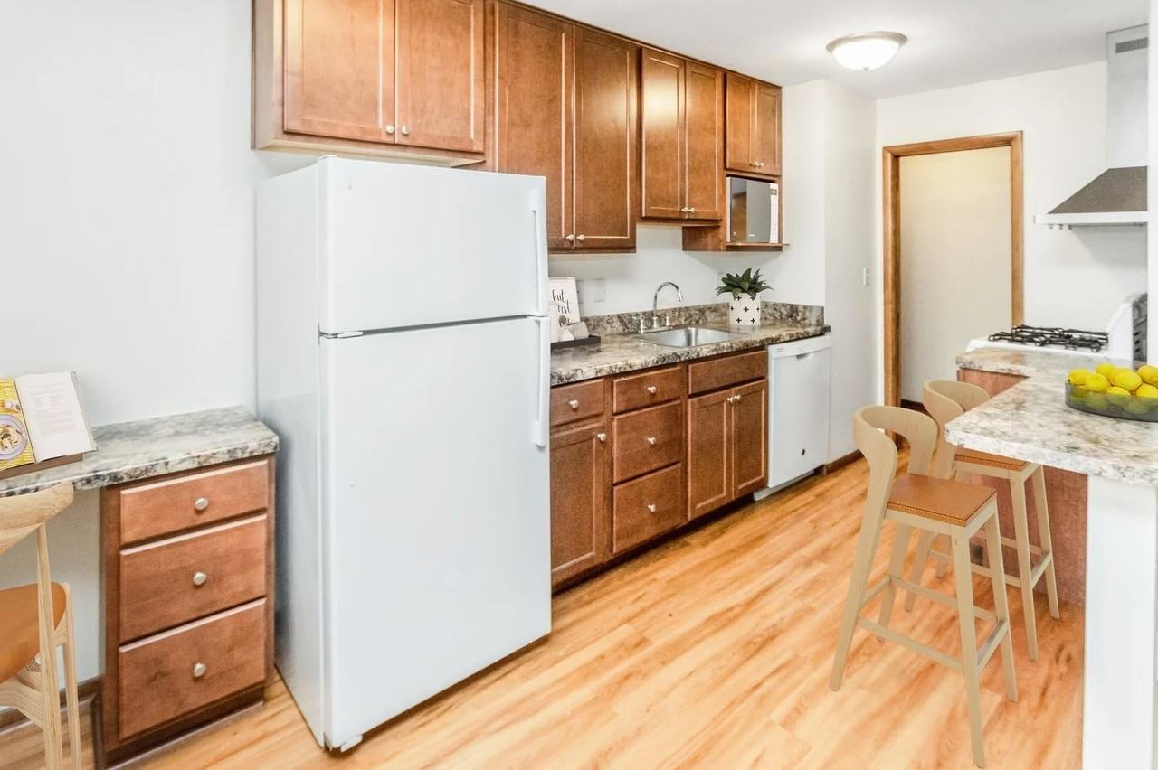 Bryant Ave Apartments | 2300 - Photo 3 of 20