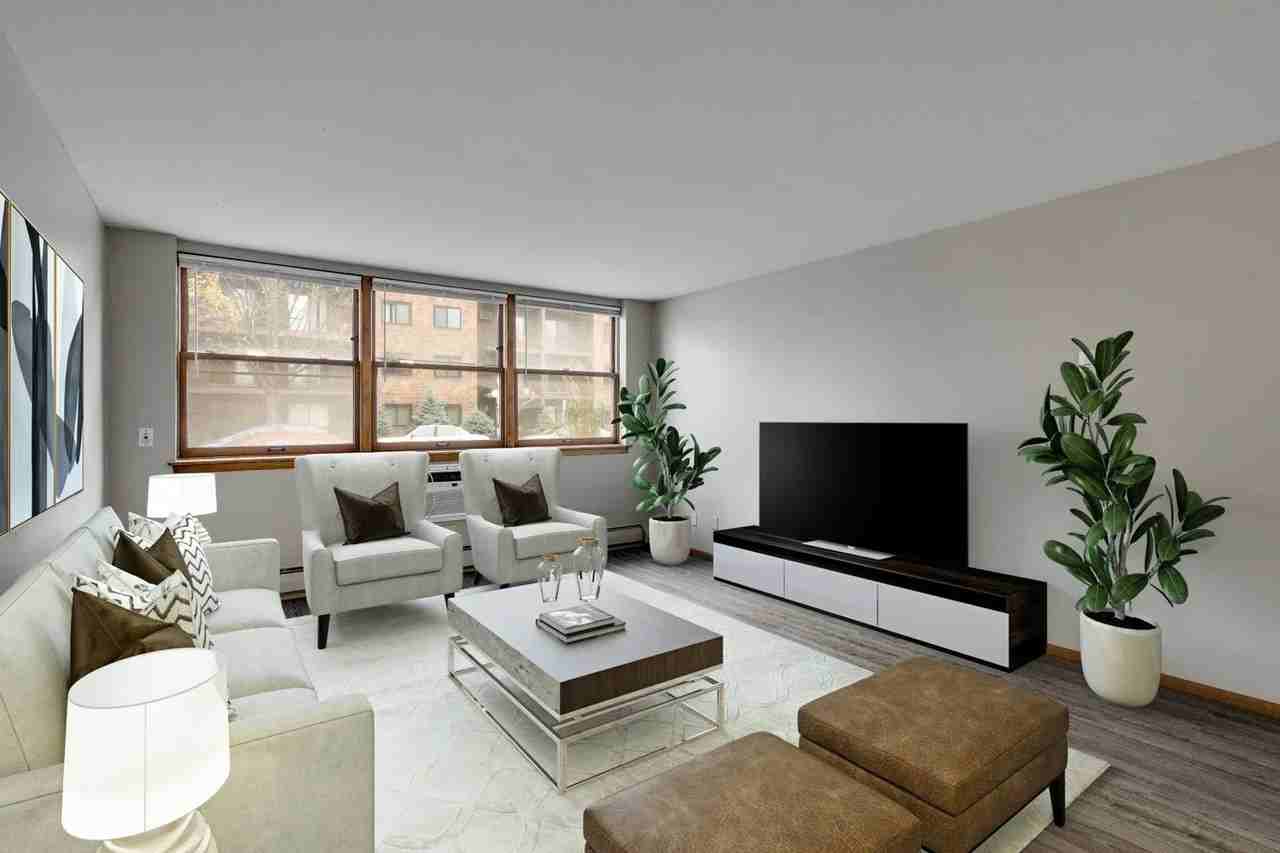 Bryant Manor - Photo 4 of 31