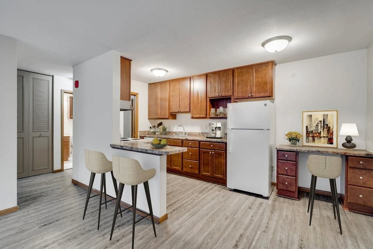 Bryant Manor - Photo 7 of 31