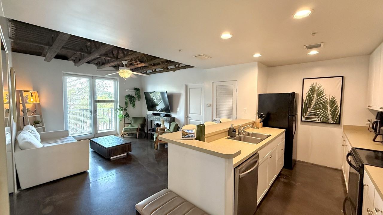 362 S Pennsylvania Ave - Photo 3 of 7