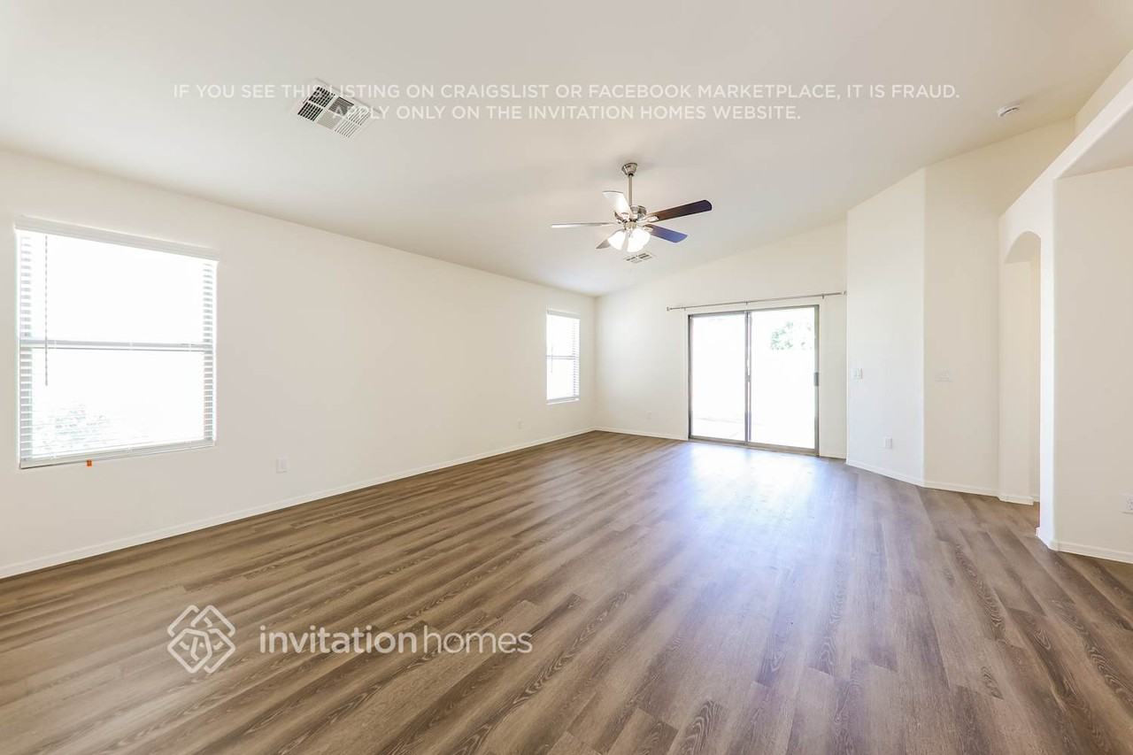 10538 W Roanoke Ave - Photo 3 of 17