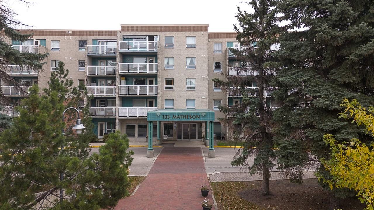 133 Matheson (55+ non-smoking) - Photo 3 of 7