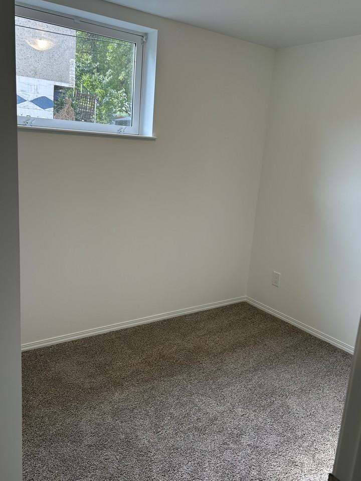 11935 46 St Nw - Photo 2 of 9