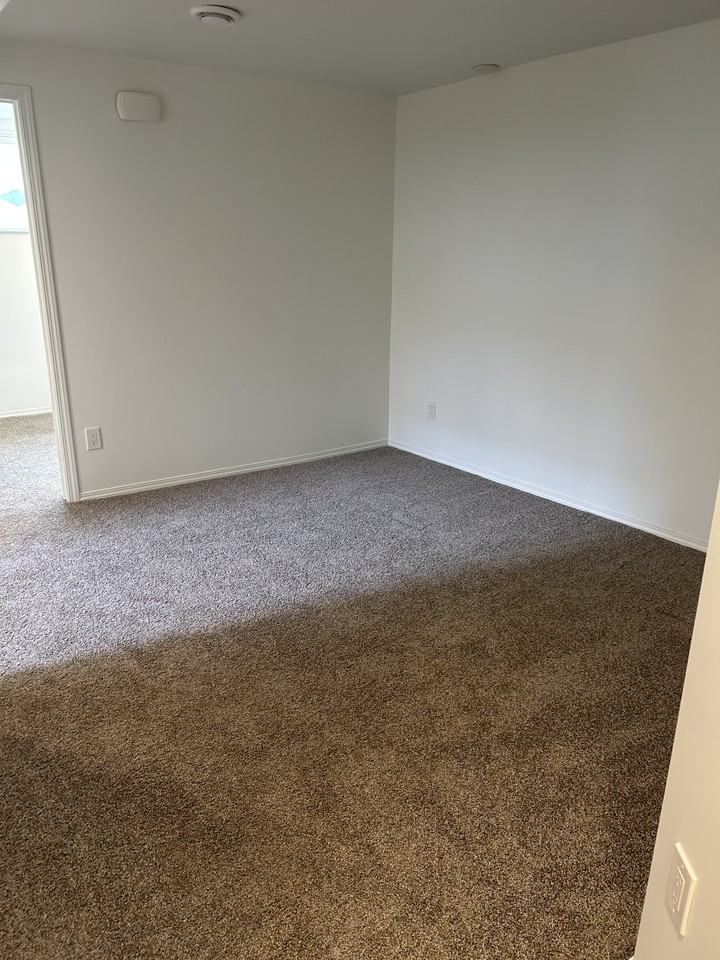 11935 46 St Nw - Photo 4 of 9