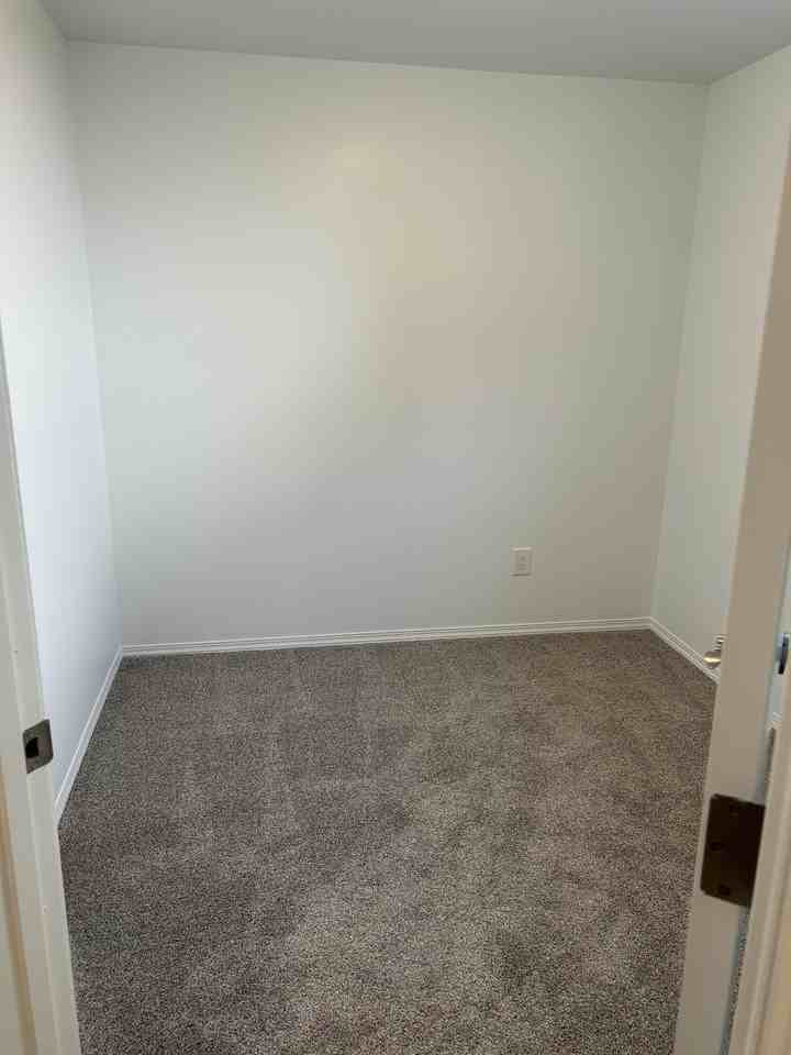 11935 46 St Nw - Photo 7 of 9