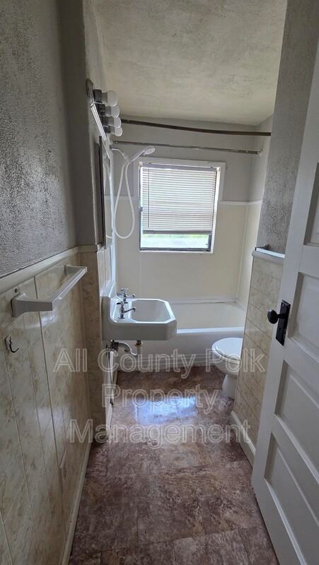 918 E Lime St - Photo 7 of 9