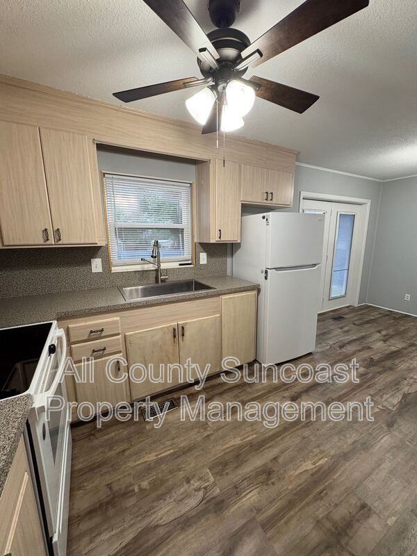 208 Ne Rowena St - Photo 3 of 12