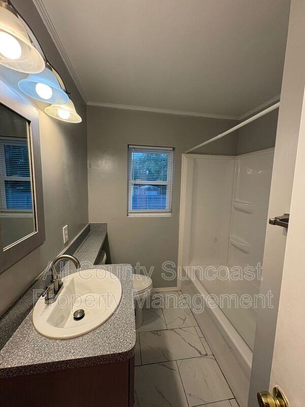 208 Ne Rowena St - Photo 7 of 12