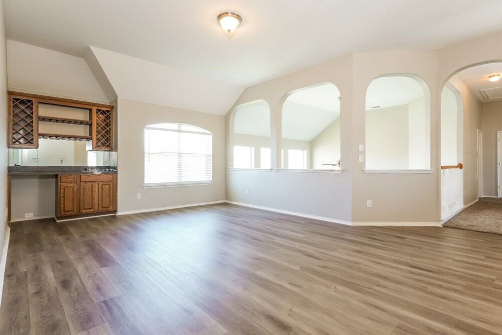 925 Trailwood Dr - Photo 4 of 17