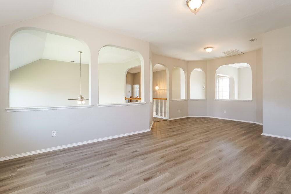 925 Trailwood Dr - Photo 5 of 17