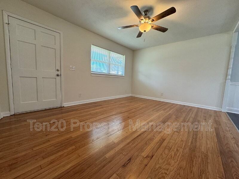 302 26th St - Photo 2 of 13