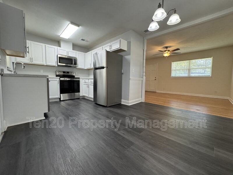 302 26th St - Photo 4 of 13