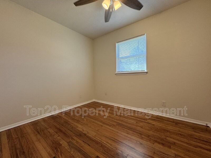 302 26th St - Photo 6 of 13