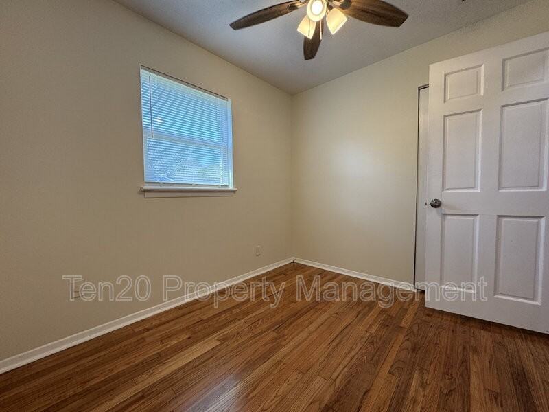 302 26th St - Photo 7 of 13