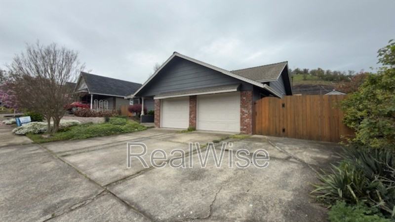 2240 Nw Cabrillo Ct - Photo 3 of 45